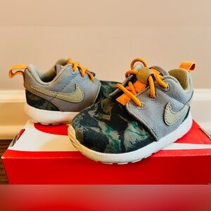 Nike Rosherun Toddler Shoe, size 5C